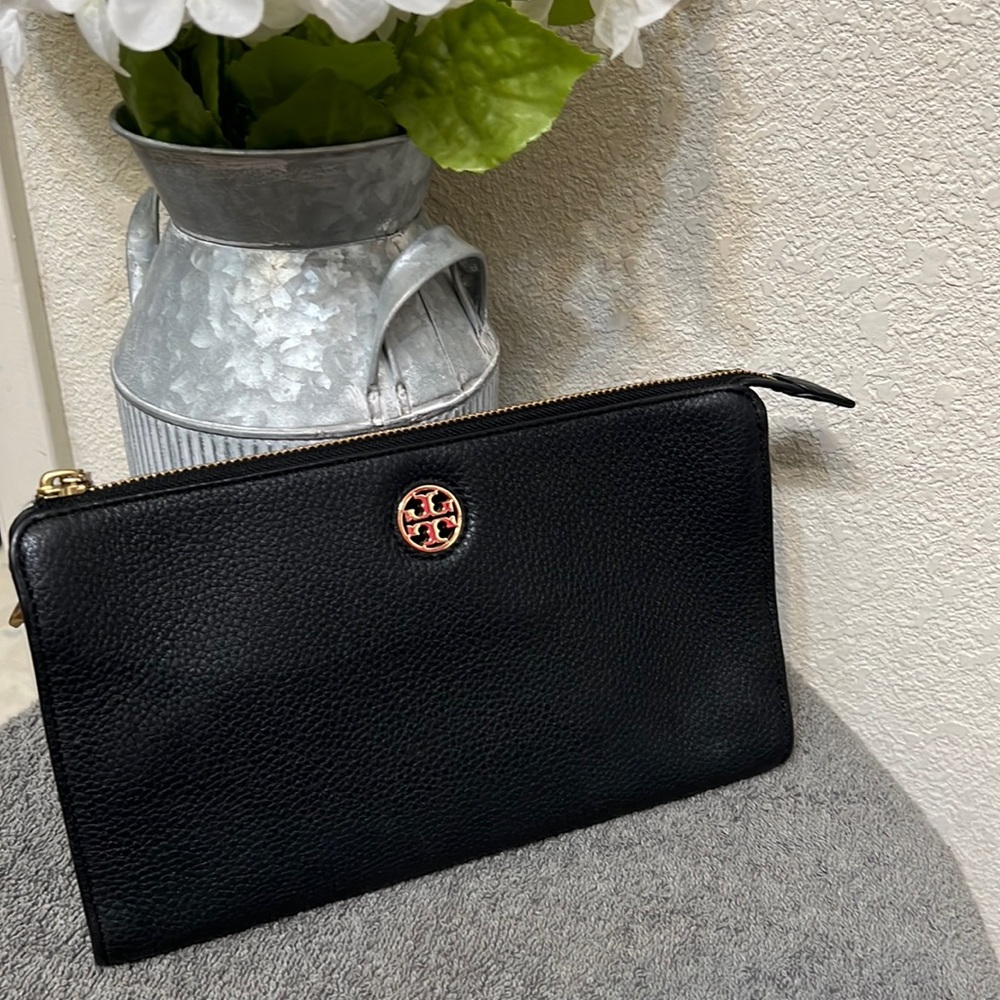 Tory Burch Robinson Crossbody in black